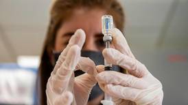Vacuna de Johnson & Johnson ‘aumenta riesgo’ de rara enfermedad del sistema nervioso