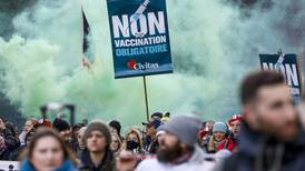 Miles de personas protestan en Bruselas contra las restricciones sanitarias