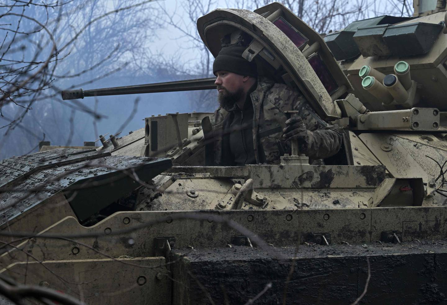 Un militar ucraniano se prepara para el combate en un vehículo de combate Bradley, no muy lejos de Avdiivka, región de Donetsk.