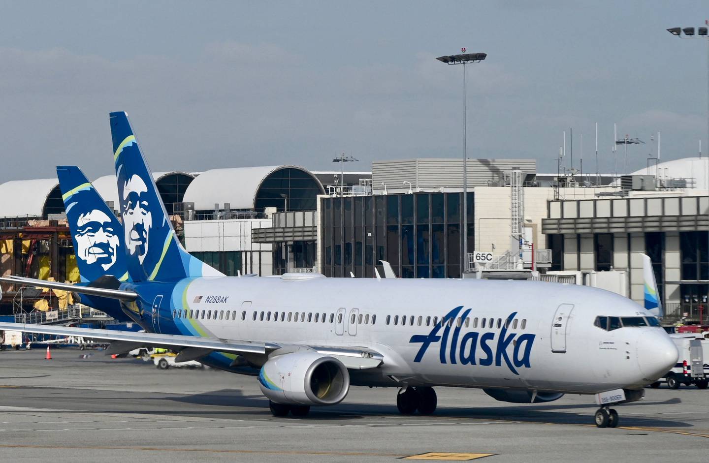 El 7 de enero de 2024, Alaska Airlines puso en tierra todos sus aviones Boeing 737-9 después de que una ventana y un trozo de fuselaje de uno de los Los aviones explotaron en el aire y forzaron un aterrizaje de emergencia en Portland, Oregón. (Foto de Daniel SLIM / AFP)