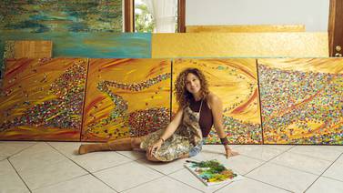 Karol McQuade, la artista costarricense que lleva el dorado a otro nivel