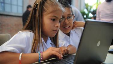 En la víspera del bicentenario, la red de banda ancha para escuelas y colegios sigue sin empezar