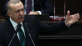 Moneda turca se deprecia bruscamente tras la destitución del gobernador del Banco Central 