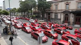 Taxis rojos marchan en reversa por devolución de concesiones 