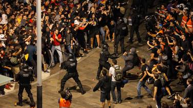 Protestan en España tras condenas a separatistas catalanes