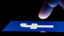 Noticias falsas siguen lanzando dardos contra Facebook