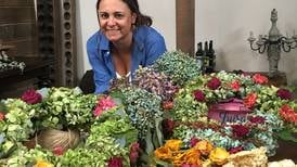 La emprendedora que encontró en las bellotas y las flores un atractivo negocio de venta de coronas