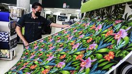 Auge de la costura y venta al detalle confeccionan un nuevo patrón para los negocios textiles