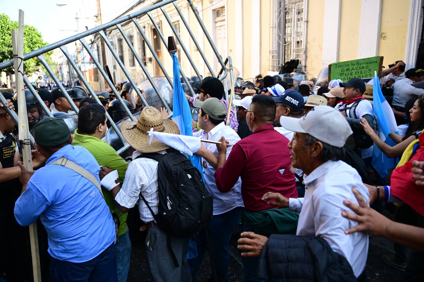 Partidarios del presidente electo de Guatemala, Bernardo Arévalo, chocan con la policía durante una manifestación frente al Congreso para protestar contra la suspensión de la inauguración de la nueva legislatura hecha por el Congreso, poco antes de la ceremonia de inauguración de Arévalo