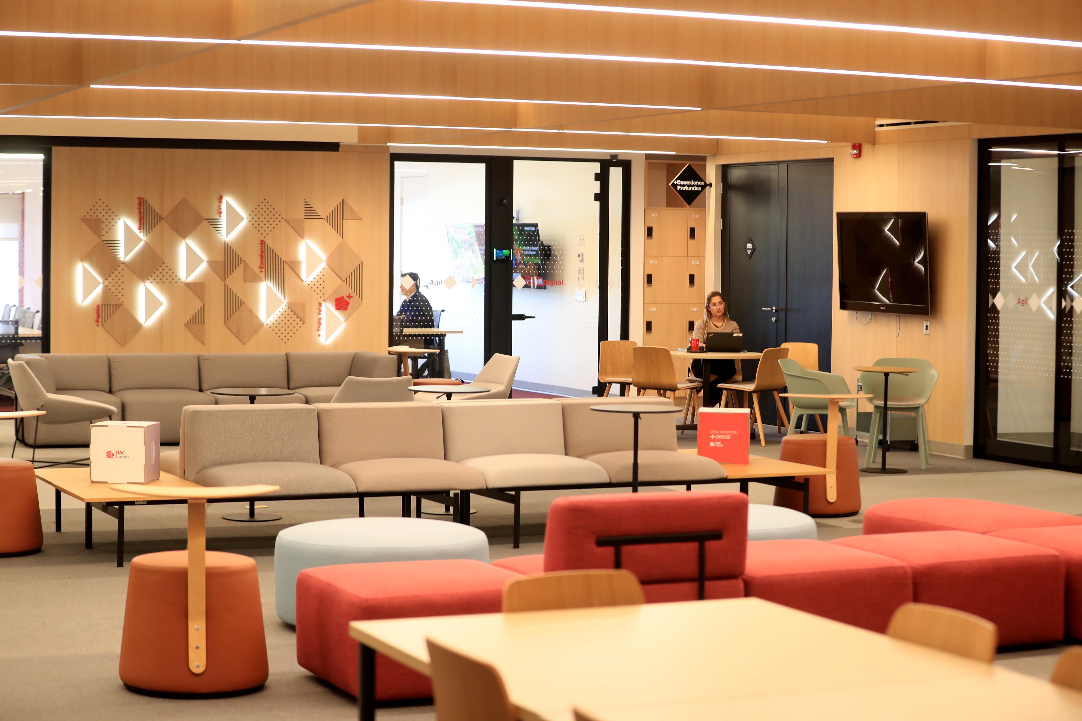 Las oficinas de BAC en Escazú se rediseñaron con el modelo de un coworking. (Foto Alonso Tenorio)