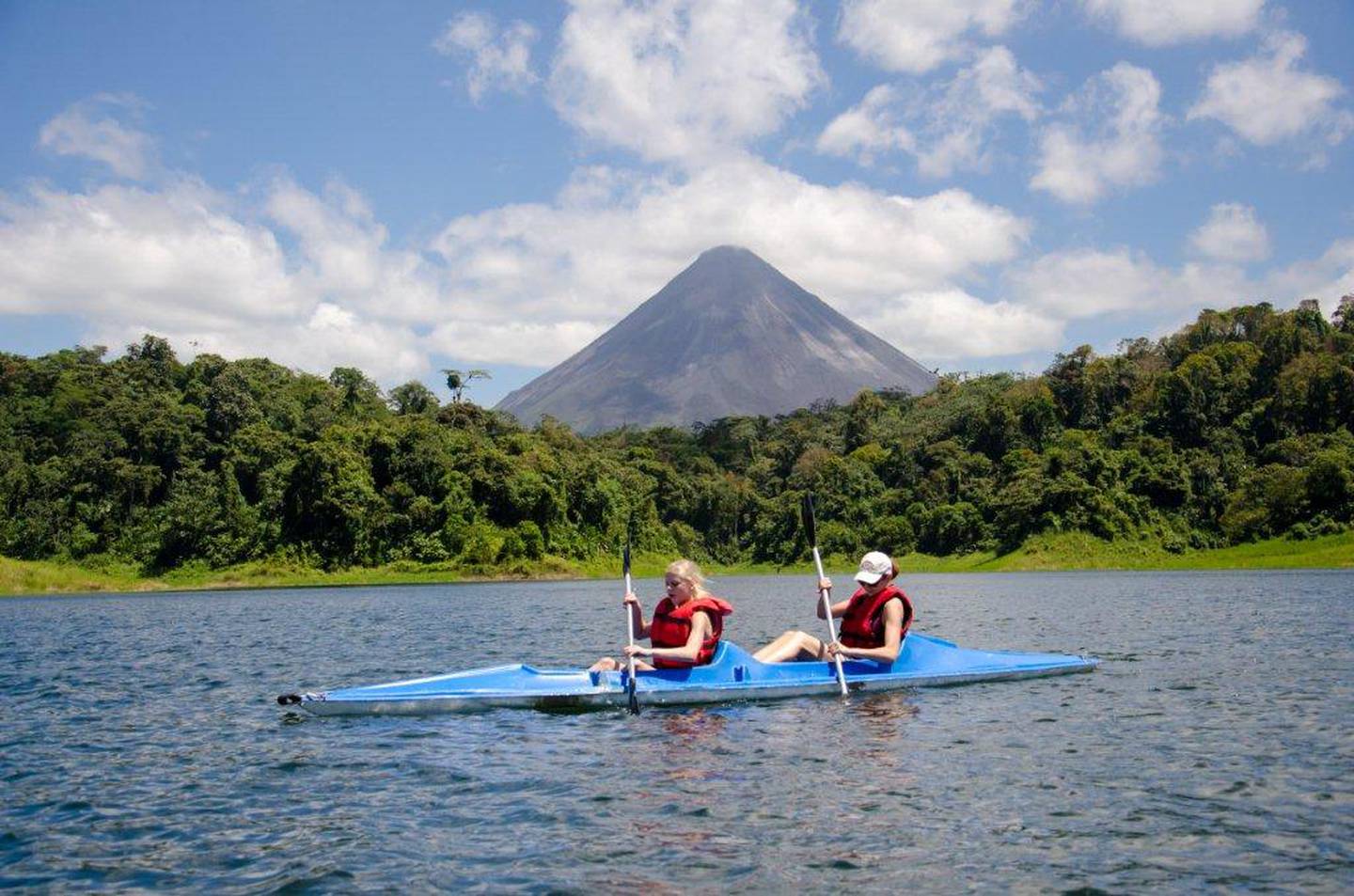 Actividades como kayac, paseos en bote o en barco y pesca ofrece la empresa Aventuras Arenal en el lago ubicado en la zona norte del país, con la belleza escénica del cono volcánico. Foto: Cortesía Aventuras Arenal