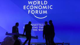 Acuerdo sobre impuesto mínimo a multinacionales quedó “vacío”, denuncia economista en Davos