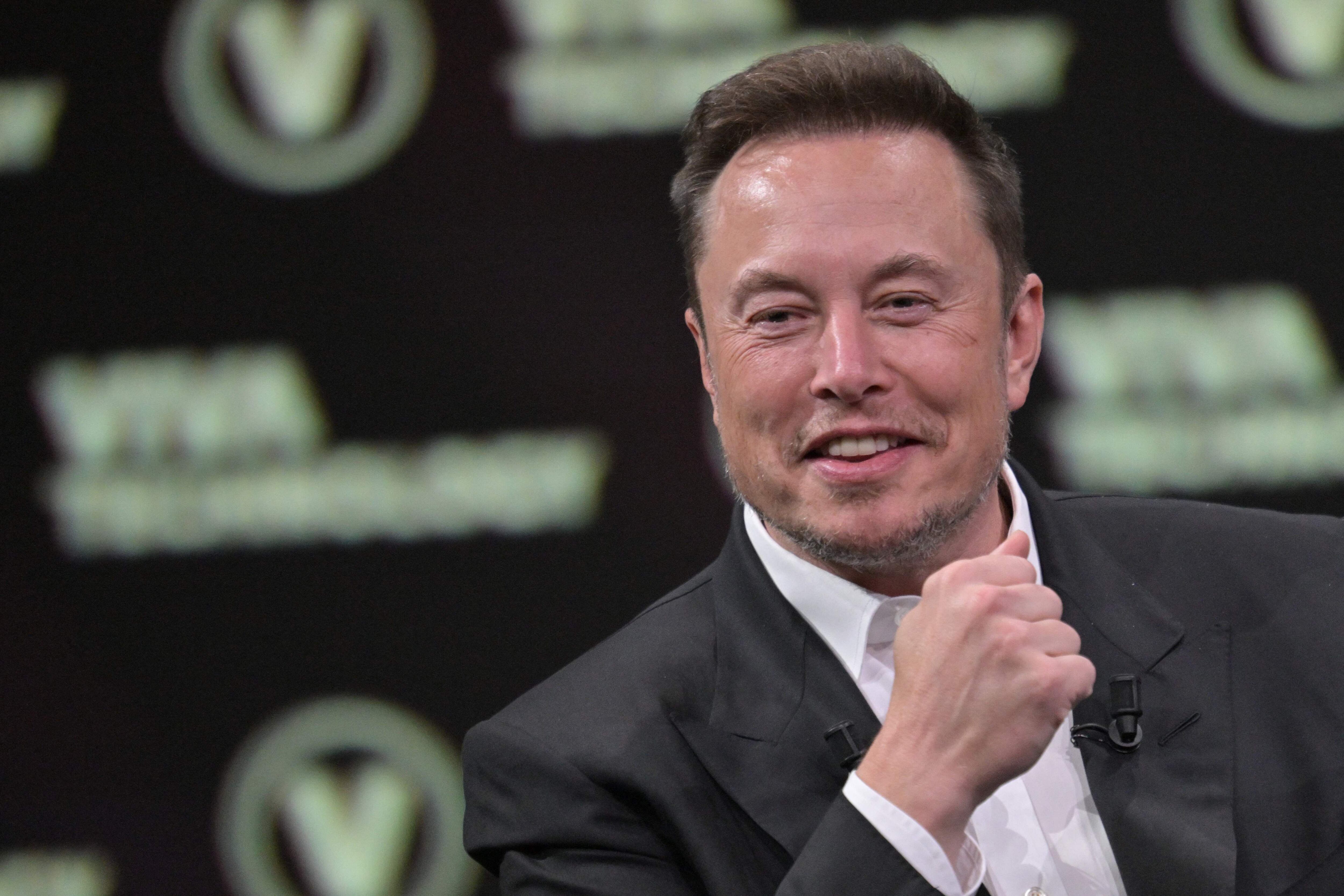 “Efectuamos un análisis en profundidad y tomamos la decisión de reducir nuestros efectivos en más de 10% a nivel mundial”, sostuvo Elon Musk. (Foto: Alain JOCARD / AFP)