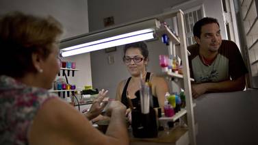 Empleadas de salones de manicura en Nueva York luchan por sus derechos laborales