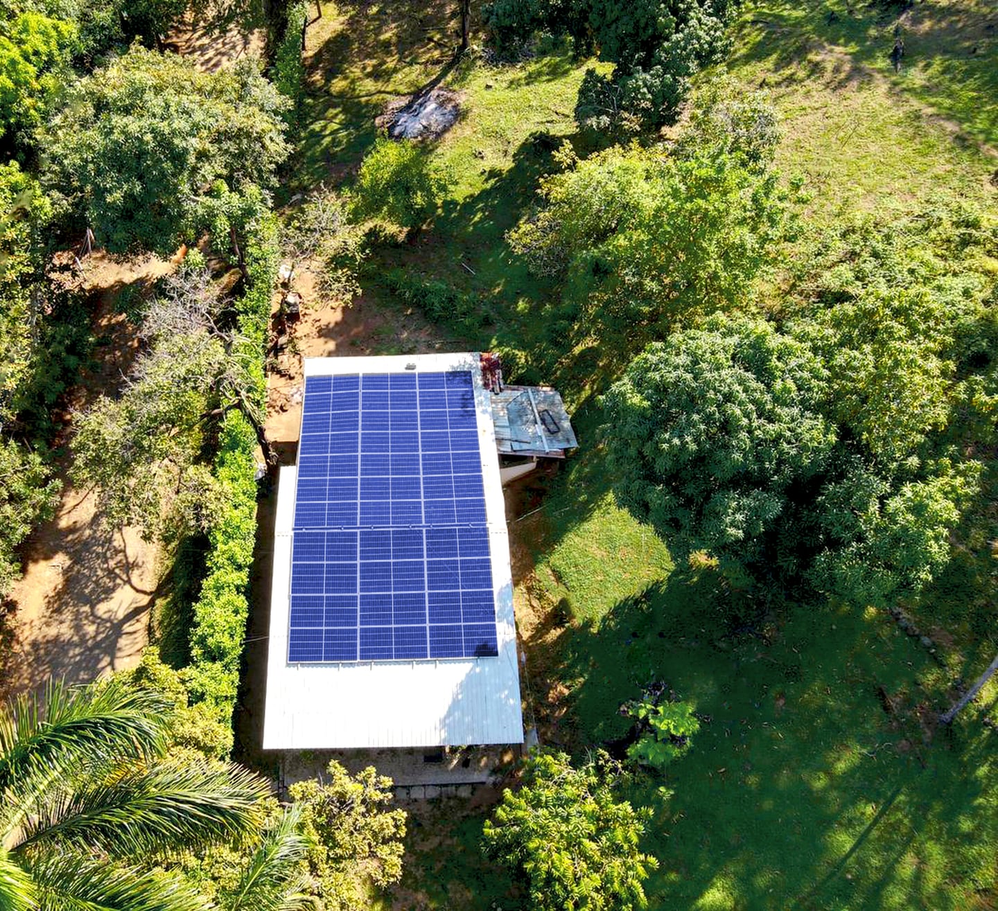 Paneles solares instalados en un techo