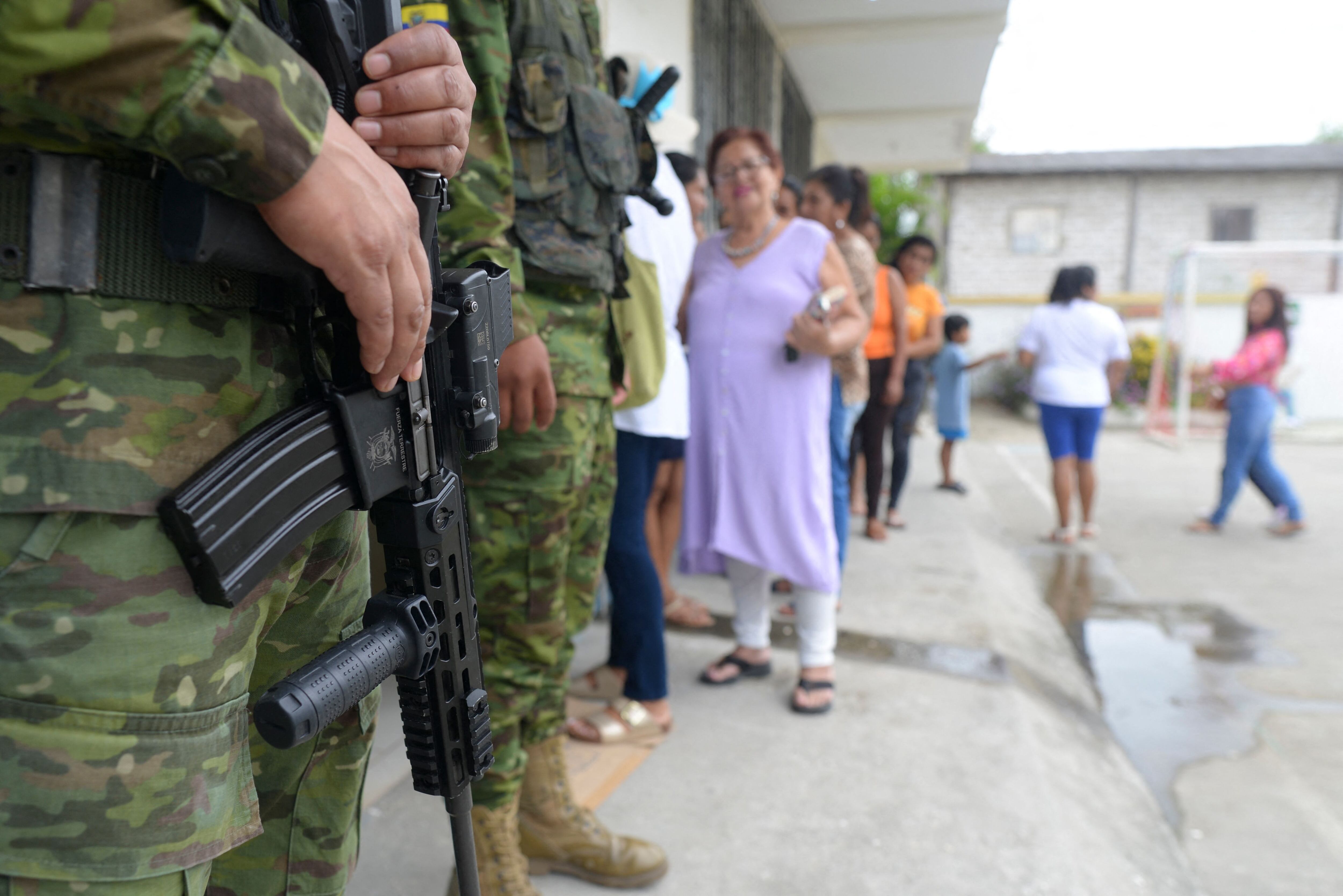 Soldados de las Fuerzas Armadas de Ecuador vigilaron los centros de votaciones en los que los ciudadanos votaron en un referendo para reformar la constitución en busca de endurecer las medidas para luchar contra el crimen organizado. Foto: AFP