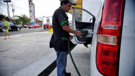 Gasolineras dejarían de recibir pagos con tarjetas ante política de retención; Hacienda alega que fue un error 
