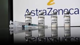 AstraZeneca y Rusia anuncian ensayos clínicos conjuntos de sus vacunas; otros laboratorios van atrás en la carrera mundial 