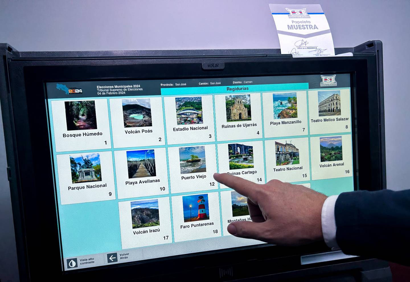 El simulador permite a las personas conocer el funcionamiento del sistema de voto electrónico que se implementará en 25 cantones del país. Foto: TSE