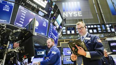 Wall Street cerró con el Dow Jones en su mejor enero en 30 años y el petróleo oscila entre presiones