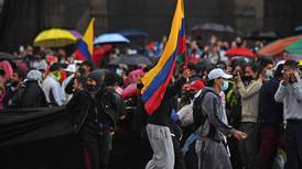Una reforma tributaria aprieta a la clase media y aviva protestas en Colombia
