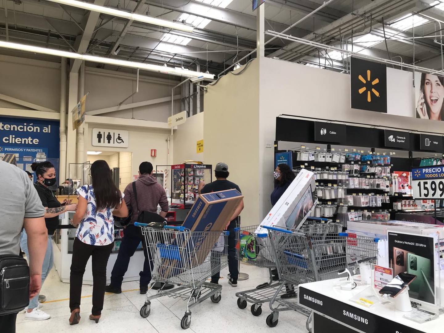 En Walmart de Escazú el flujo era moderado en la mañana de este 27 de noviembre, pero siempre con compradores. El comercio dijo que este comportamiento era esperado, pues las ofertas se extendieron durante un mes y no un solo día. Foto: Nicole Pérez
