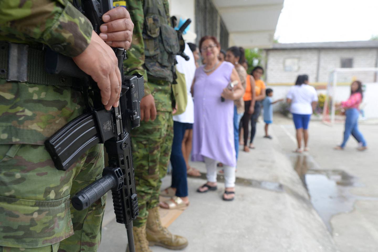 Soldados de las Fuerzas Armadas de Ecuador vigilan los centros de votaciones en los que los ciudadanos votan en un referendo para reformar la constitución en busca de endurecer las medidas para luchar contra el crimen organizado. Foto: AFP