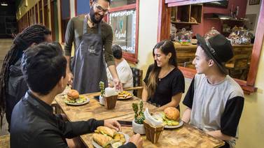 Tras ahorrar por más de dos años, emprendedor estableció restaurante vegano en Cartago