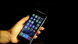 Apple pondera reembolso a clientes por escándalo de baterías