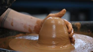 Una inesperada terapia impulsa el nuevo negocio de clases para hacer piezas de cerámica