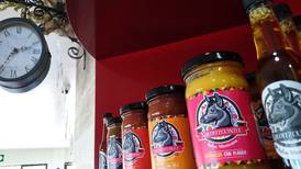 Crean salsas picantes en Capellades y, tras la pausa por el COVID-19, retoman las ventas y la producción de más opciones ‘con sabor a México’ 