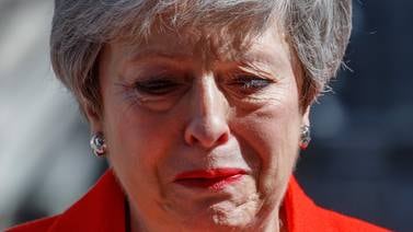 Theresa May dimite, derrotada por un Brexit imposible