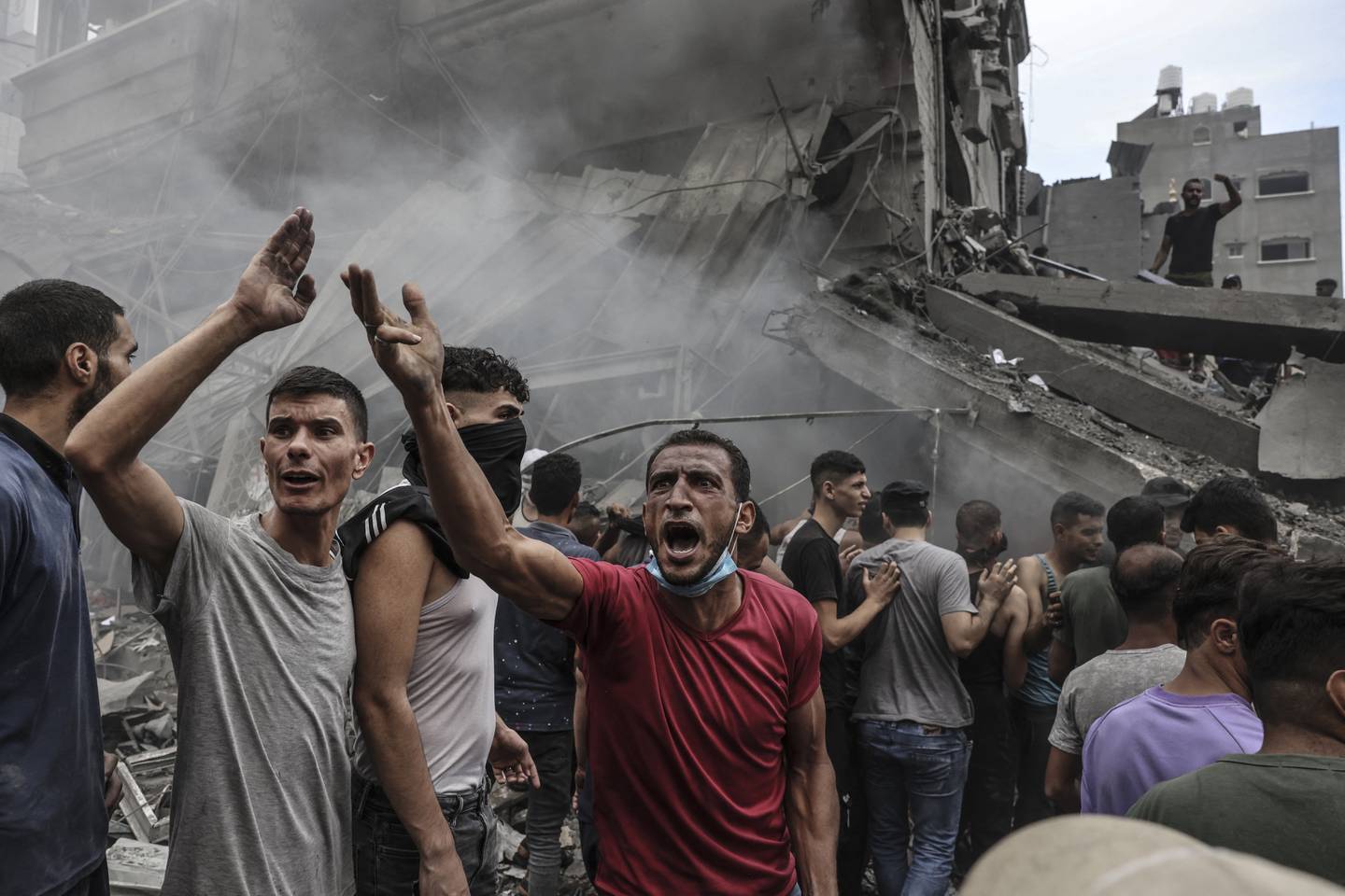 Palestinos buscan supervivientes después de un ataque aéreo israelí contra edificios en el campo de refugiados de Jabalia, en la Franja de Gaza