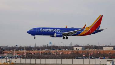 Aterrizaje de emergencia: Boeing de Southwest Airlines se le desprendió el capó del motor 