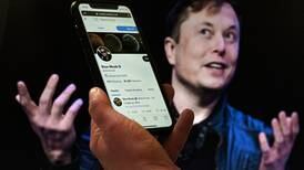 Elon Musk dice que los “falsos usuarios” bloquean la compra de Twitter