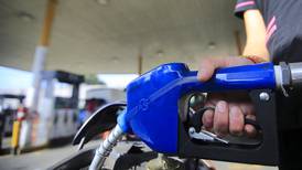 Gasolina llegó al mayor precio real en 13 años: tres gráficos para dimensionar la escalada