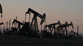 Precio del petróleo baja a $76,28 por barril en un mercado marcado por la incertidumbre