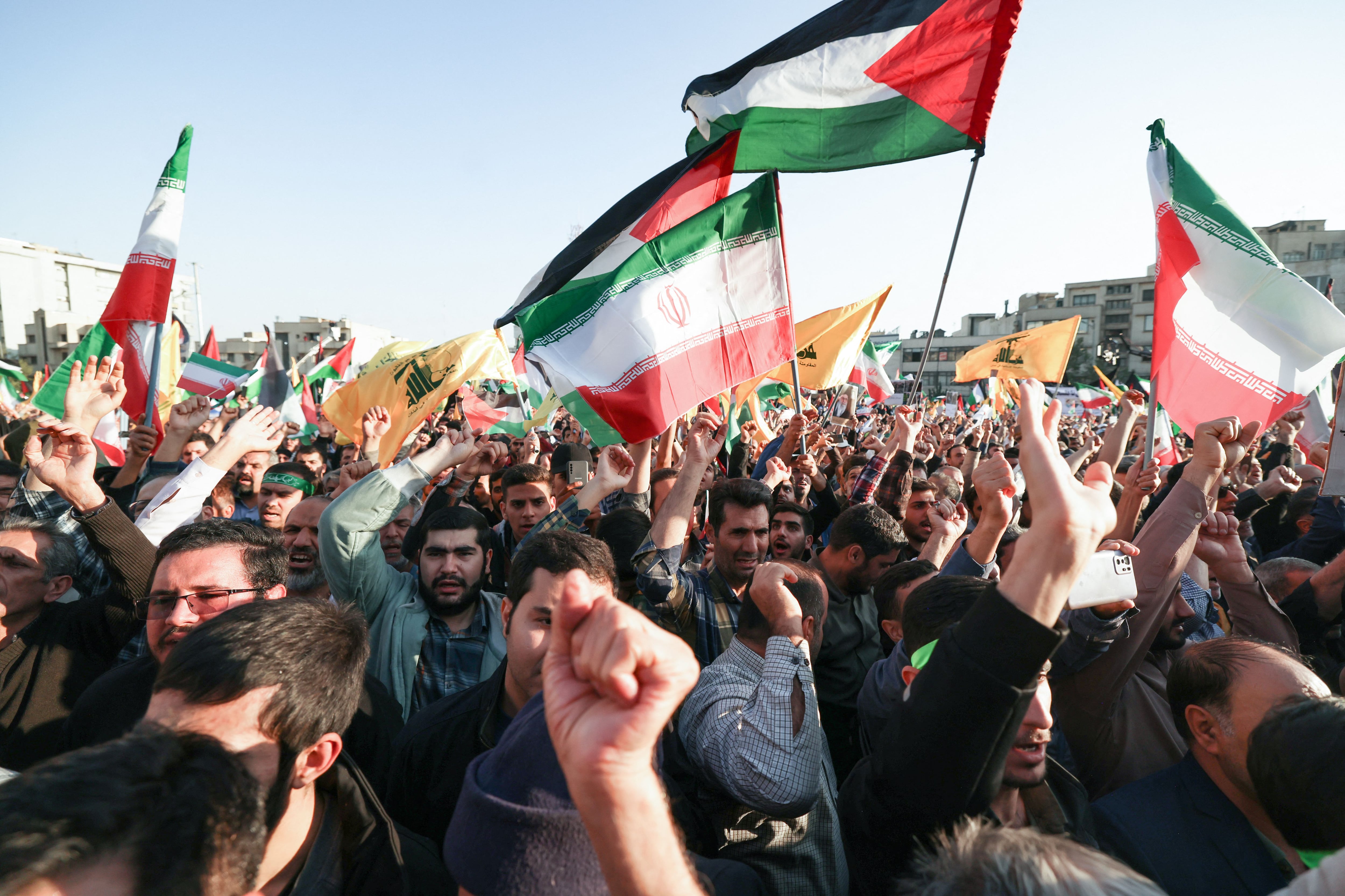 Las calles de Irán recibieron a miles de personas que celebraron el ataque de ese país contra Israel.