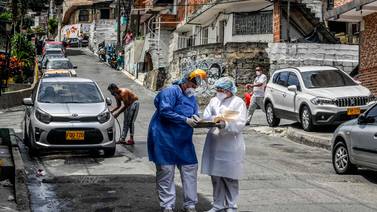 Cómo Medellín controla el COVID-19 usando tecnología de información, pero corre riesgos con la recolección y rastreo de datos de sus habitantes