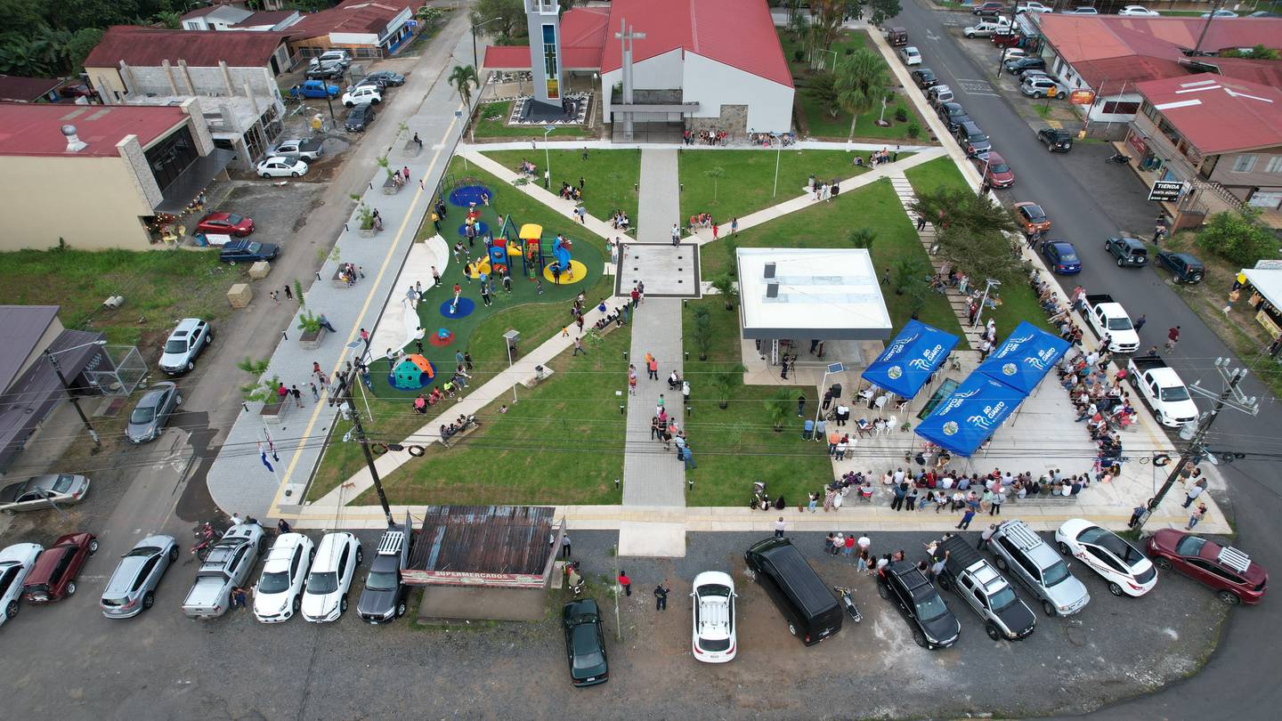 La creación de la Municipalidad de Río Cuarto permitió la inversión pública en el parque de la comunidad, incluyendo un pequeño anfiteatro y un espacio de juego para niños.