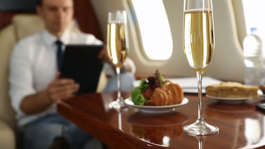 Viajar en primera clase en vuelos cortos, ¿vale la pena? Tres viajeros y dos especialistas responden