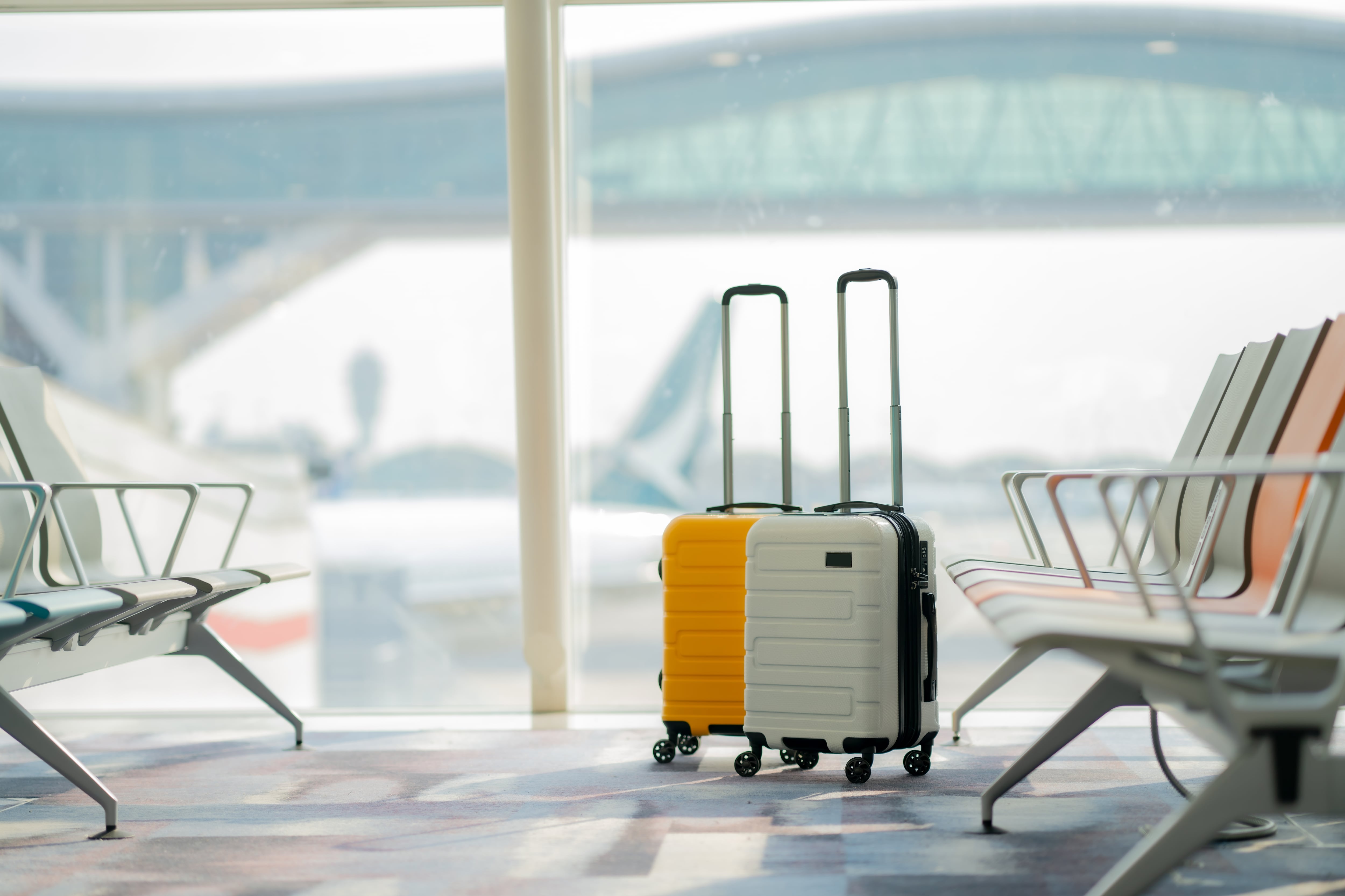 No todos los equipajes de mano logran encontrar espacio en la cabina. Por eso, es común que miembros de las aerolíneas ofrezcan a los pasajeros facturar su equipaje sin costo adicional antes de abordar.