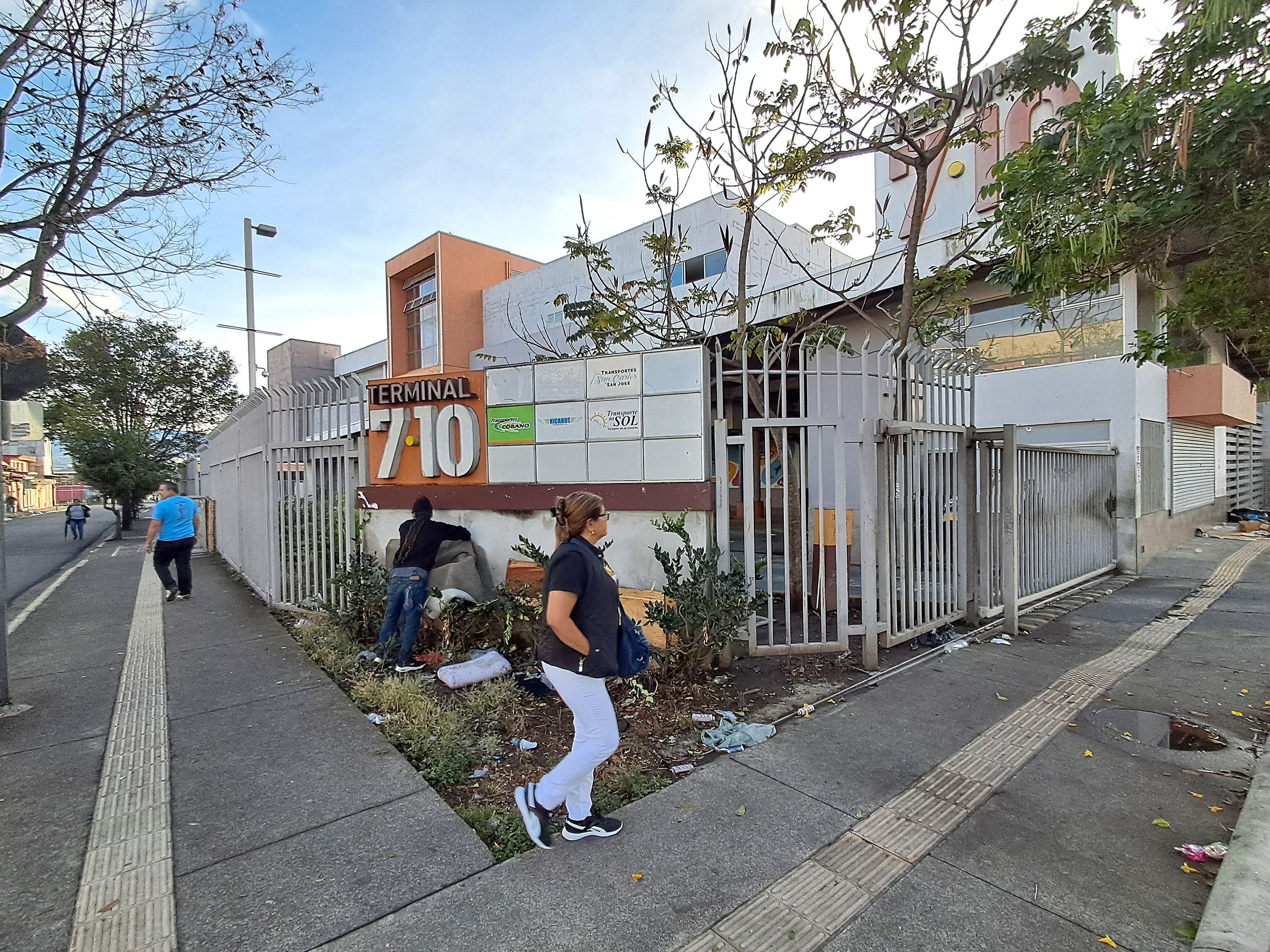 03 de mayo del 2025. San José. 07:00 hrs. Fotografías de las instalaciones de la Terminal 7 10 en San José que fue cerrada ante el translado de las paradas de autobuses a otro plantel. En la actualidad el edificio está siendo resguardado por oficiales de seguridad pero el acceso al público no está permitido. En la foto: Tomas generales de los alrededores de la terminal y fotos internas de las áreas en las que estuvo la estación de San Carlos, Nicaragua y Cóbano. Foto: Albert Marín.