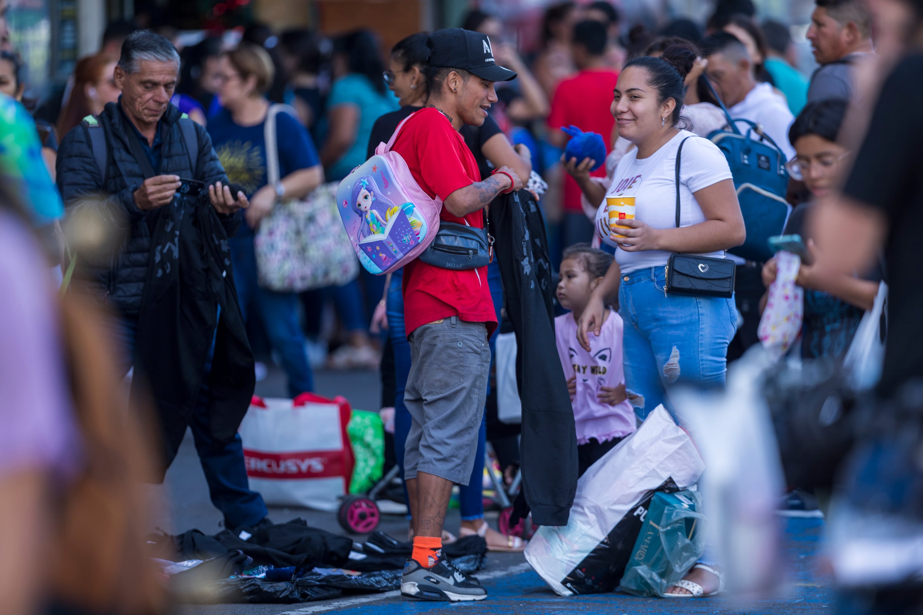 09/12/2023, San José, recorrido por avenida central y avenida 4, para ver como estan las compras navideñas, la venta de loteria, y la seguridad en el centro de la capital.