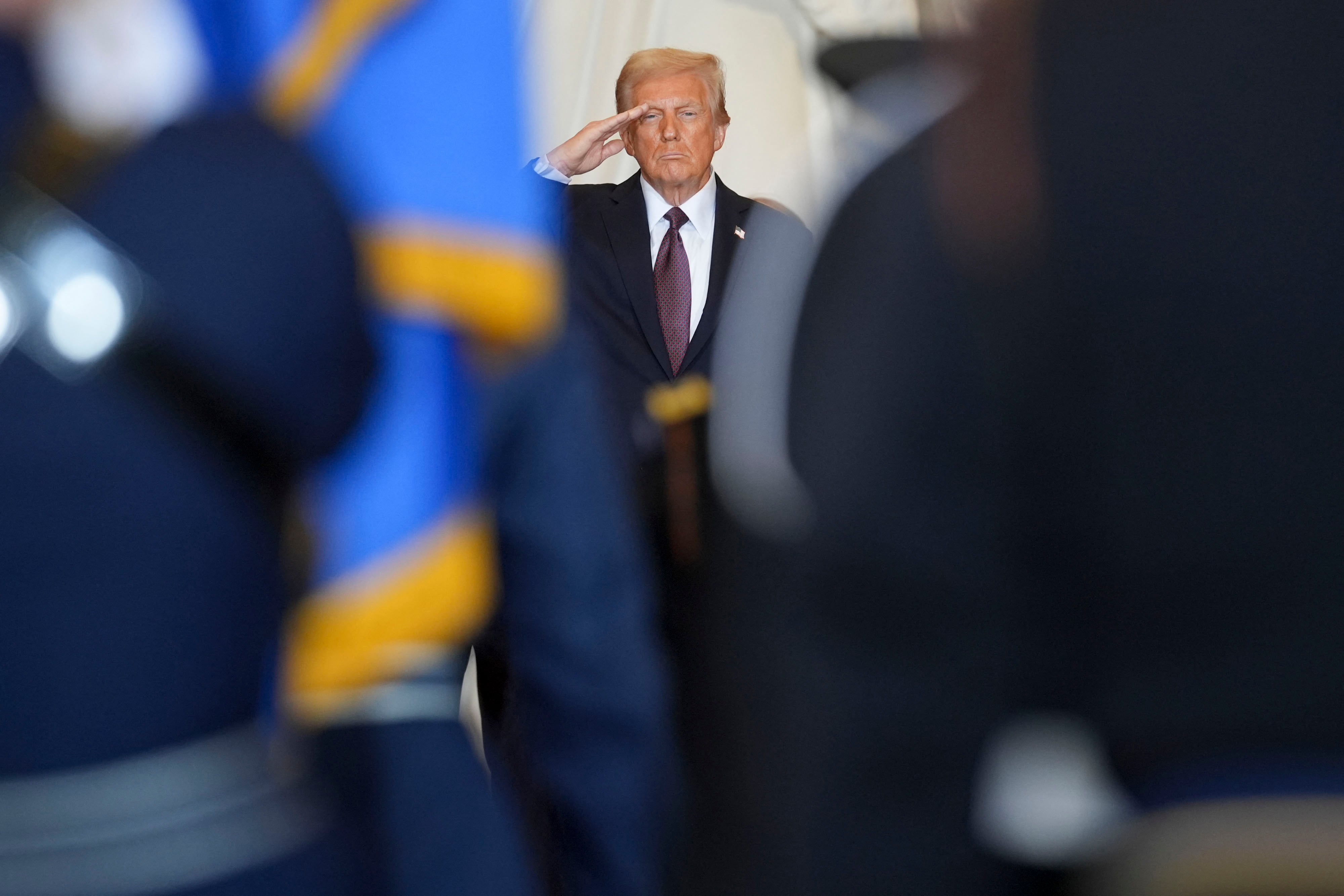 Donald Trump declara emergencia energética, endurece políticas migratorias y revierte medidas ambientales en un inicio de mandato cargado de controversia.