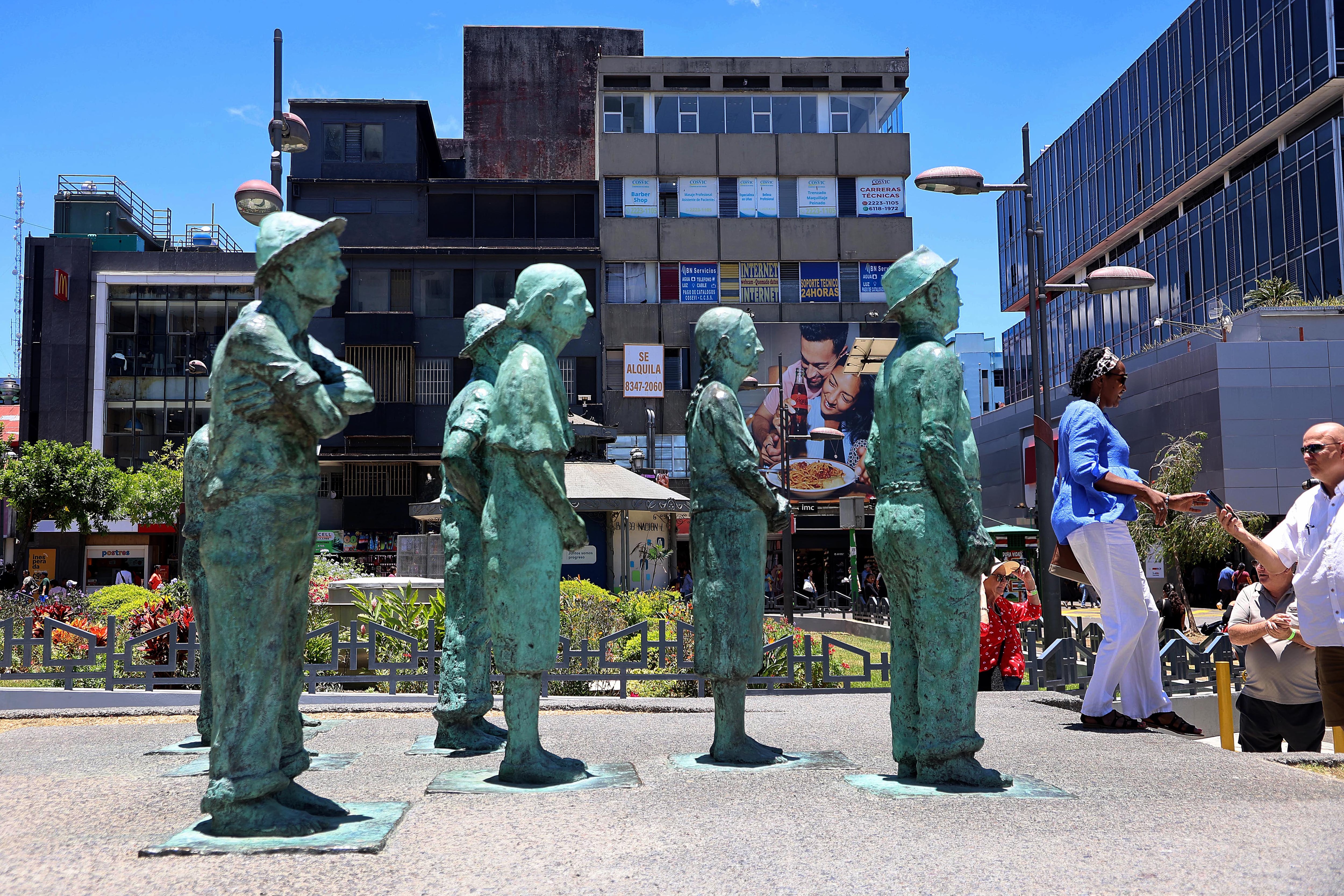 15/04/2024 San José. Este lunes, minutos antes del mediodía, los rayos del sol cayeron perpendicularmente sobre nuestras cabezas y objetos –en un ángulo de 90.°– de modo que la proyección de sombra hacia los lados desapareció. Este fenómeno, conocido como sol cenital o sombra cero, se llama así porque el sol se coloca exactamente encima del cenit “es decir, la intersección de la vertical de un lugar con la esfera celeste”, de acuerdo con el Instituto Meteorológico Nacional (IMN). Desde el centro de la capital, registramos el fenómeno que se dio entre las 11:30 y las 11:40 a.m. Foto: Rafael Pacheco Granados