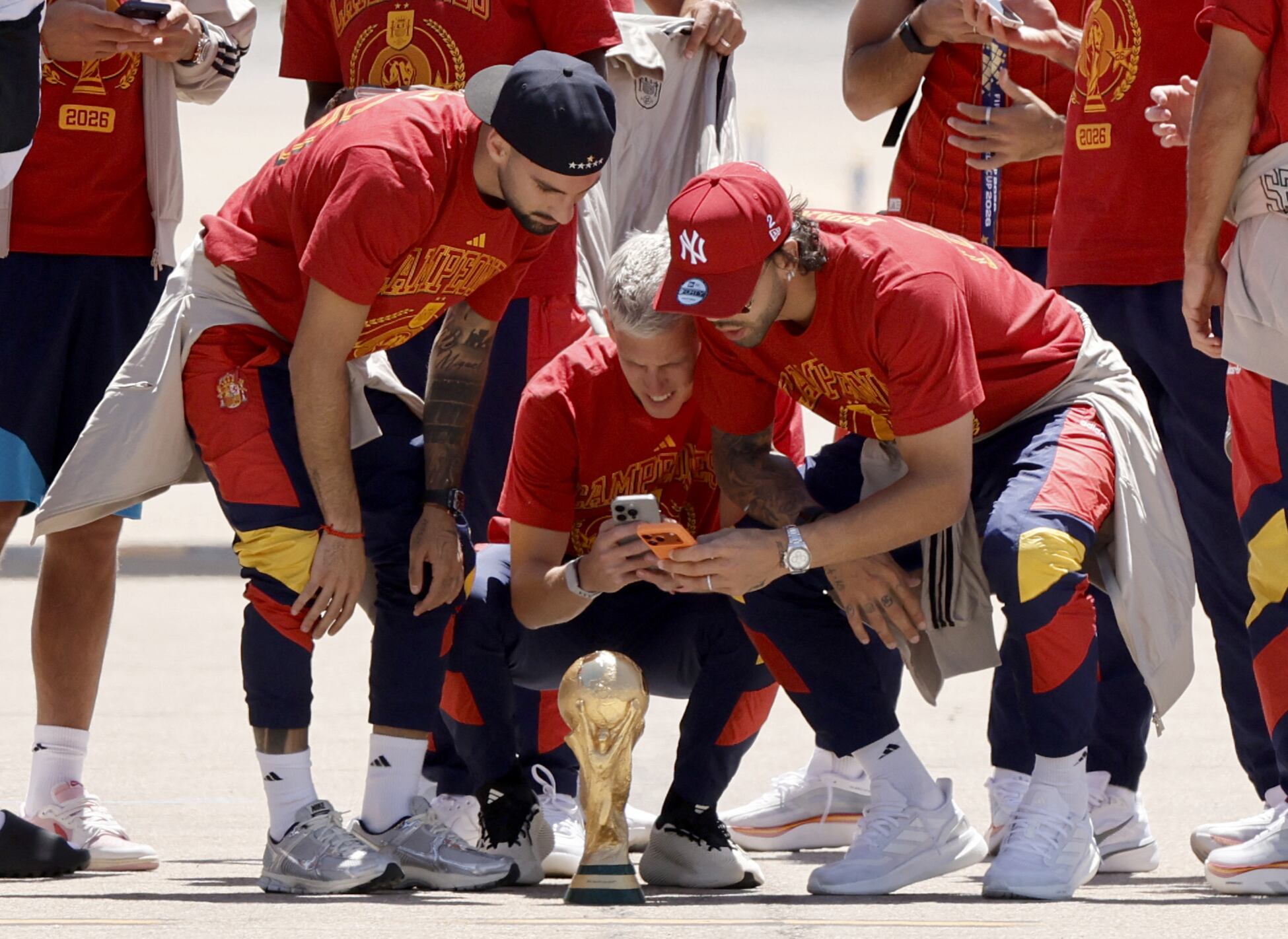 Los jugadores tomaron fotos de la Copa en suelo español