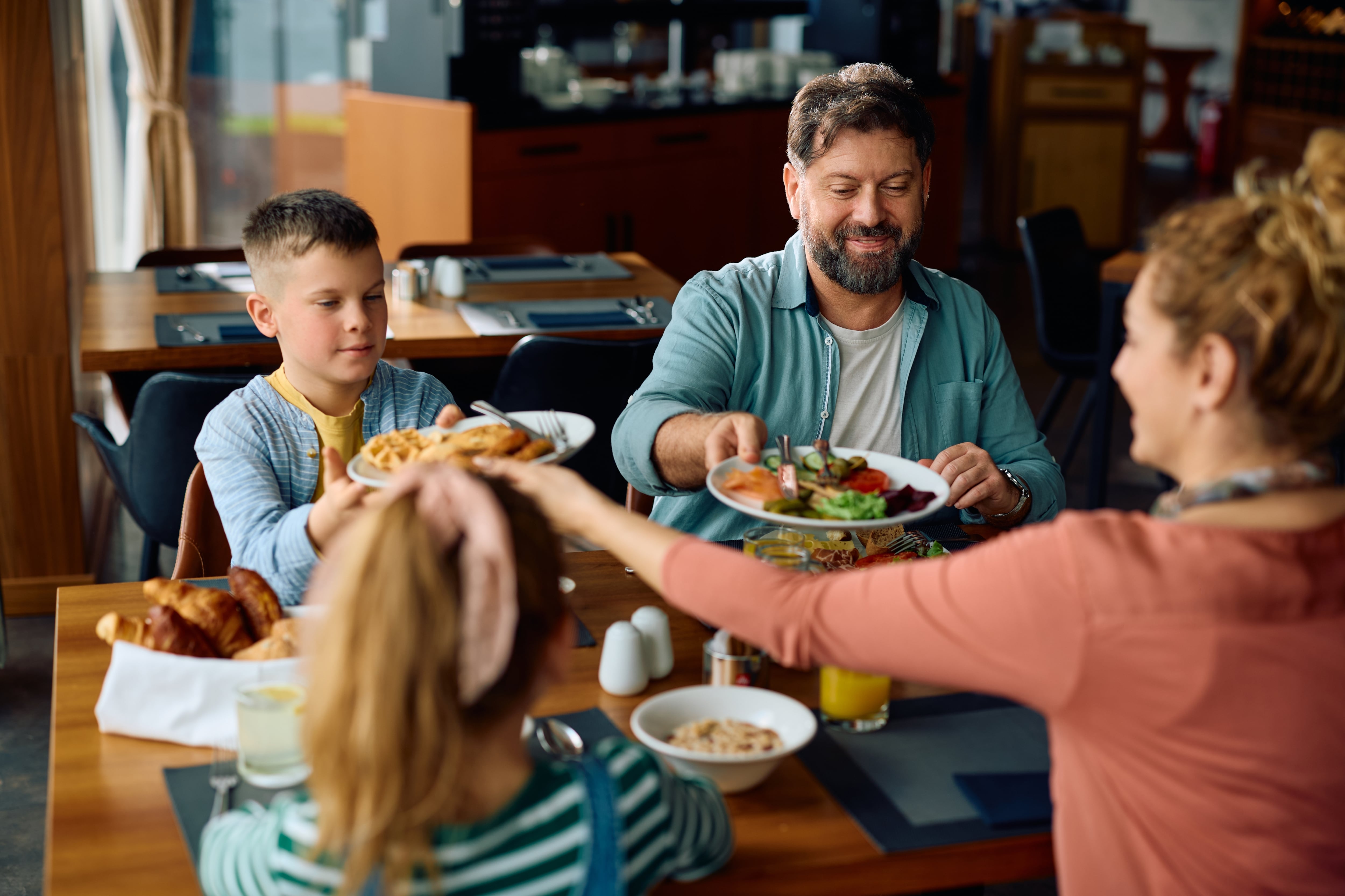 Familia en restaurante