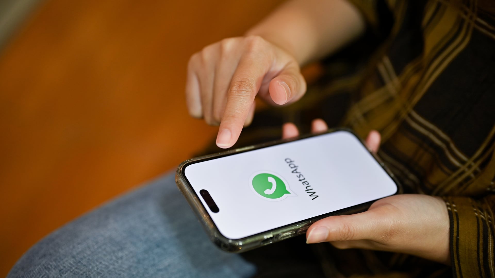 Pantalla de configuración de WhatsApp con opciones para restaurar mensajes desde una copia de seguridad y vaciar chats para liberar espacio en el celular.