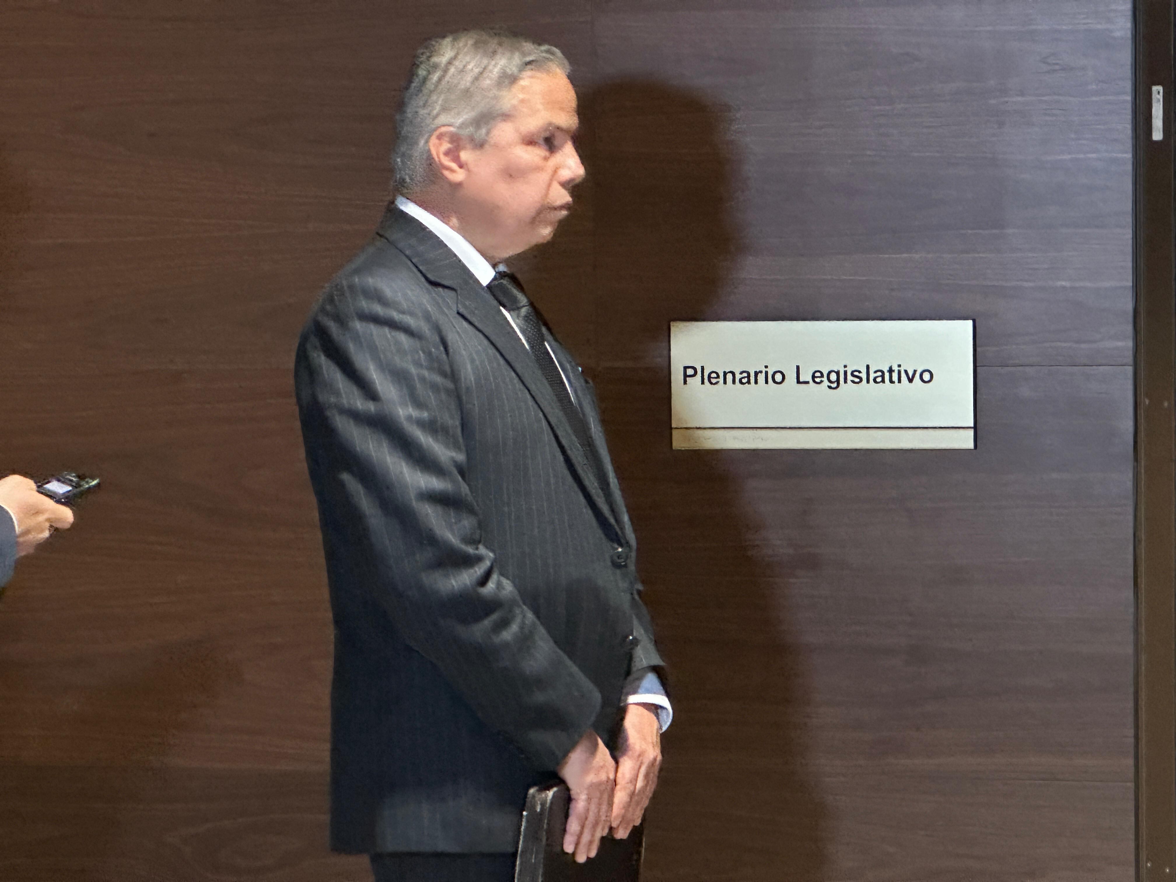 Róger Madrigal en la Asamblea